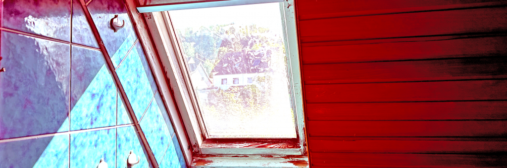 Nahwärmenetze - dezentral, quartiersbezogen ... Das Bild beschreibt die Aussicht aus einem Dachfenster